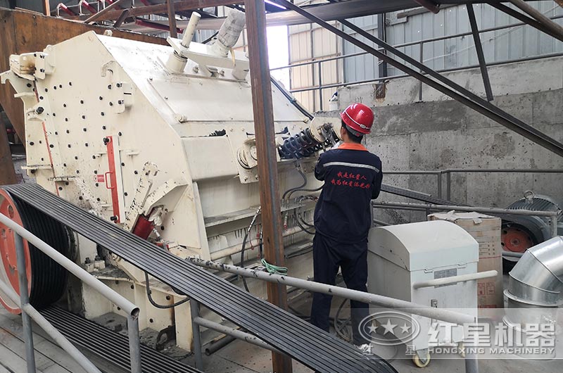 反击式破碎机现场 反击式破碎机现场